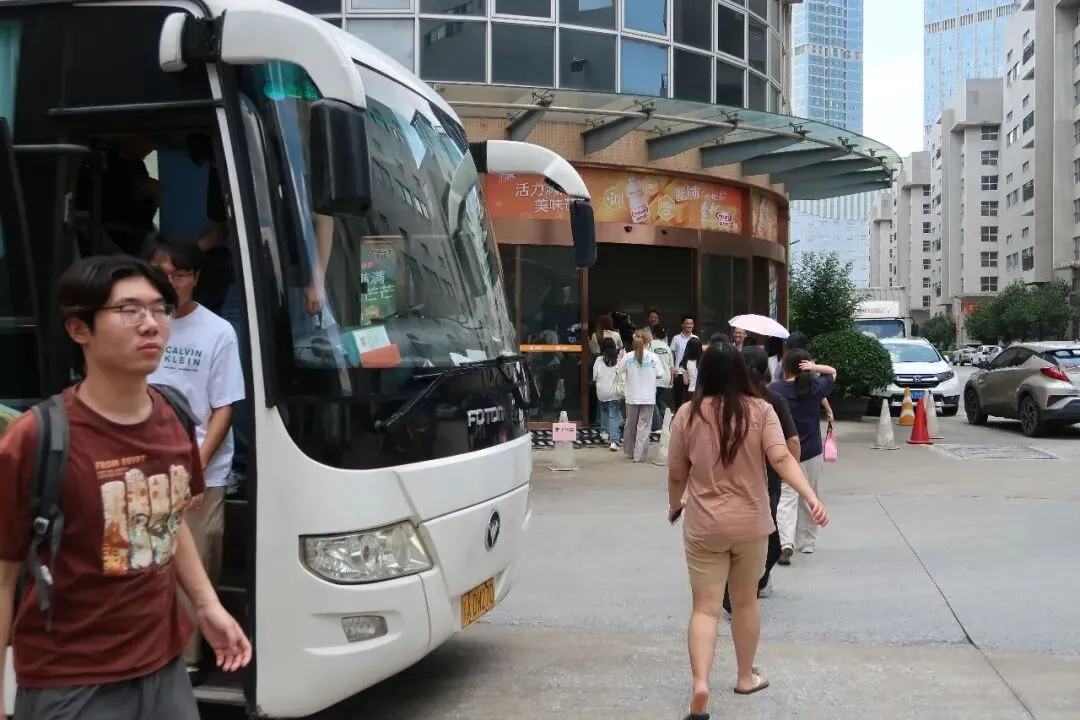 热烈欢迎广州工商学院师生莅临佛山市佳盈电池有限公司开展参观学习活动